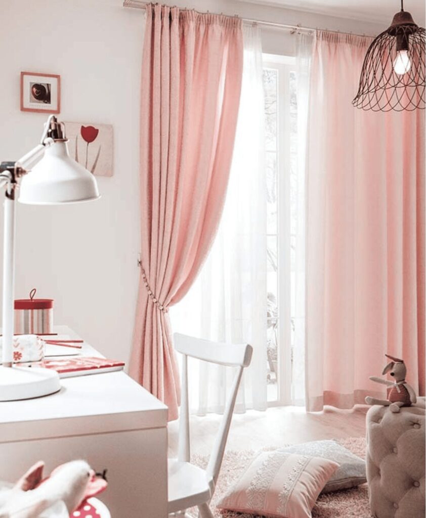 ピンクのカーテン